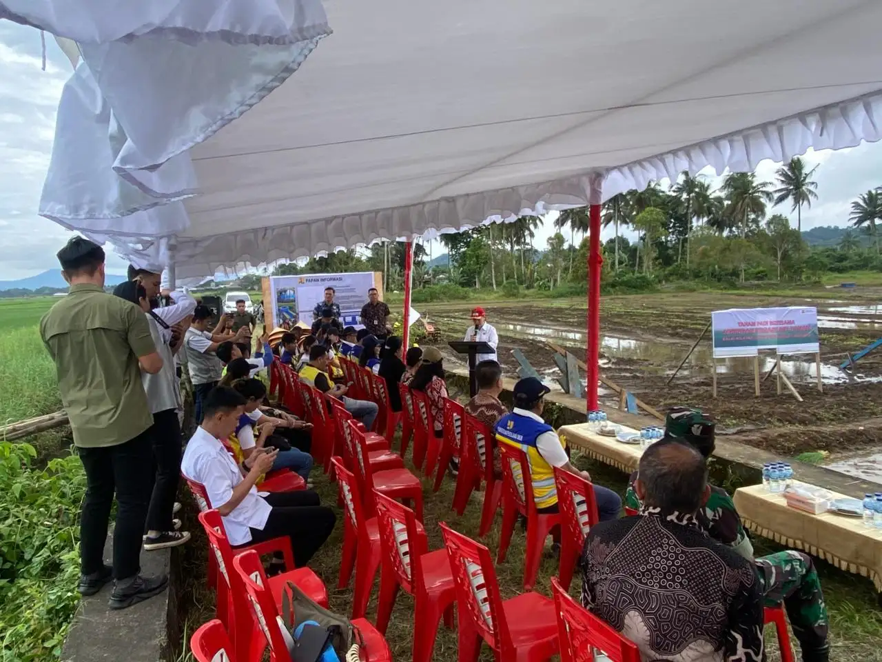 Polsek Kakas Amankan Running Test Sumur Dalam dan Penanaman Padi di Desa Touliang